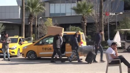 Hataylılar yerle bir olan kentten otobüslerle ayrılıyor