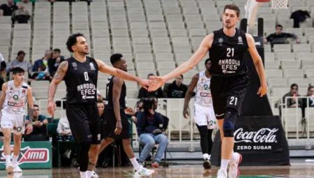 Anadolu Efes 5 sayıyla kazandı! Avrupa’da 13. galibiyet