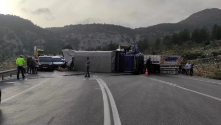 Antalya’da zincirleme trafik kazası: 2 yaralı