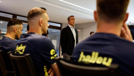 Edin Dzeko ve Dusan Tadic’e teşekkür plaketi verildi