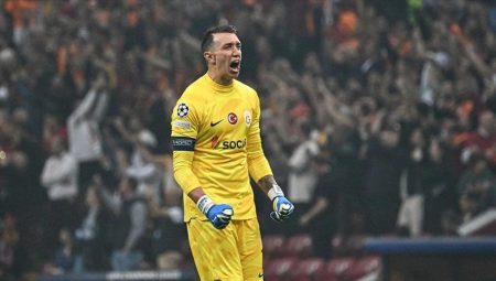 Ülkesine dönen Muslera’dan transfer itirafı